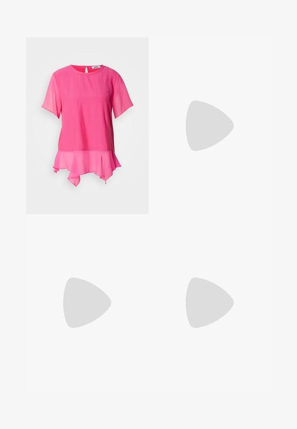 Rosa kortärmad topp i lättviktsmaterial, med rund ringning, nyckelhålsrygg och ett lager av volang i nederkanten.; Ljust blå denimjeans med hög midja, vida ben, två sidofickor och veckad design. Mjuk textur med en blekt finish.; Svart läder slingback-sko med spetsig tå, smal klack och guldfärgad detalj på vampen. Slät textur och strukturerad design.; Svart läderhandväska med en texturerad yta, utrustad med två ovandelar, en avtagbar axelrem och en detalj med silverlås.