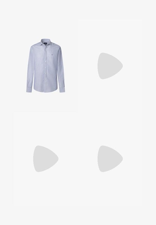 Gestreepte langemouwen shirt in lichtblauw en witte katoen, met een button-down kraag en een klein geborduurd logo op de borst.; Lichtblauwe denimshorts met een rechte snit, voorzien van broeklussen, vijf zakken en subtiele vervaging. Klassieke katoenen stoftextuur.; Donkerbruine leren loafers met een ronde neus, verhoogde stiksels en een lichte hak. Gladde textuur en klassiek ontwerp.; Groene synthetische crossbody tas met een klep sluiting, zwarte band en hardware, met een gladde textuur en minimalistisch ontwerp.