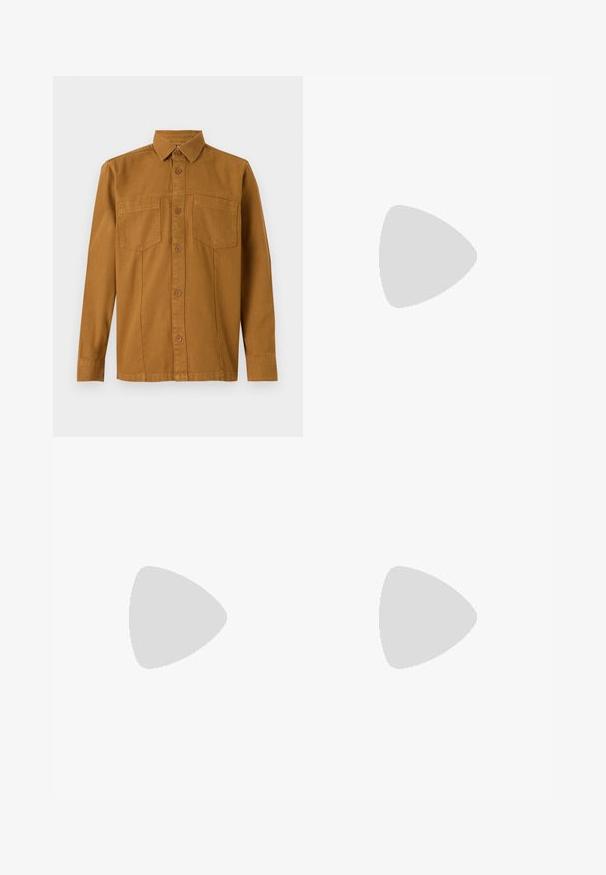 TOM TAILOR Button down-skjorte - deep cognac; Hvit langermet T-skjorte laget av bomull. Rund hals-design med ribbestrikkede mansjetter og en liten logo på venstre erme. Glatt tekstur.; Svarte denimjeans med rett ben har et klassisk fem-lommers design, knappestengning, minimal søm og en myk tekstur.; Sorte lærloafers med en glat overflade, syede detaljer over vamps og en let hævet hæl.