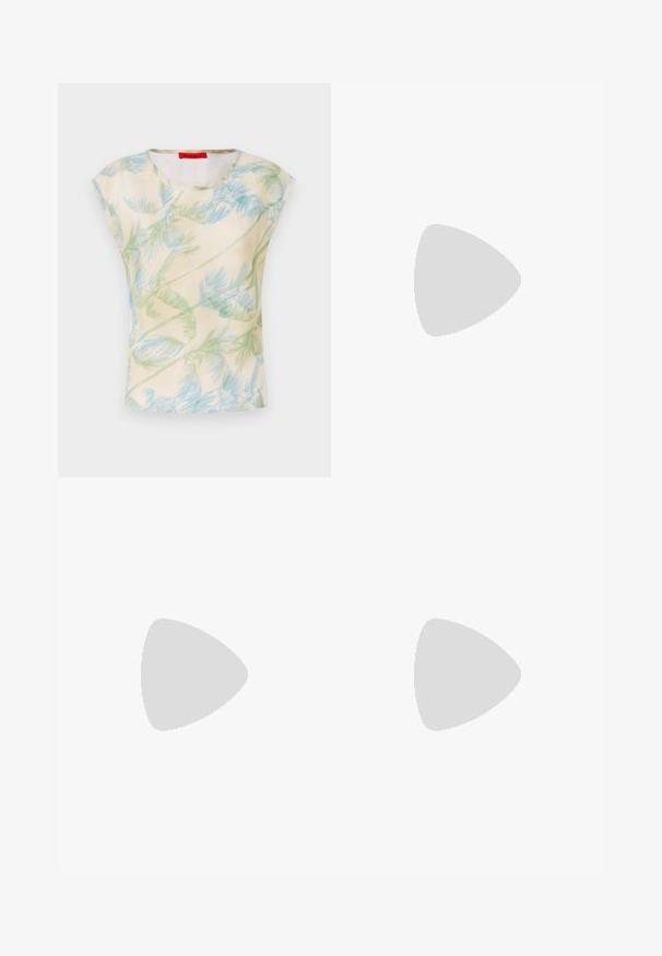 Haut à manches courtes en tissu léger avec un fond crème présentant un motif de feuilles de palmier vertes et bleues. Encolure arrondie, coupe décontractée.; Pantalons noirs à jambes larges avec une texture lisse, dotés d'une taille haute et de plis centraux. Pas de motifs visibles ni de détails en matériel.; Chaussures à talons hauts en cuir verni noir avec un bout carré, une bride de cheville et un talon épais. Comprend des détails perforés le long du bord.; Sac à épaule en cuir marron avec une forme courbée, des coutures contrastées, une fermeture éclair et une sangle réglable dotée d'un accent en matériel doré.