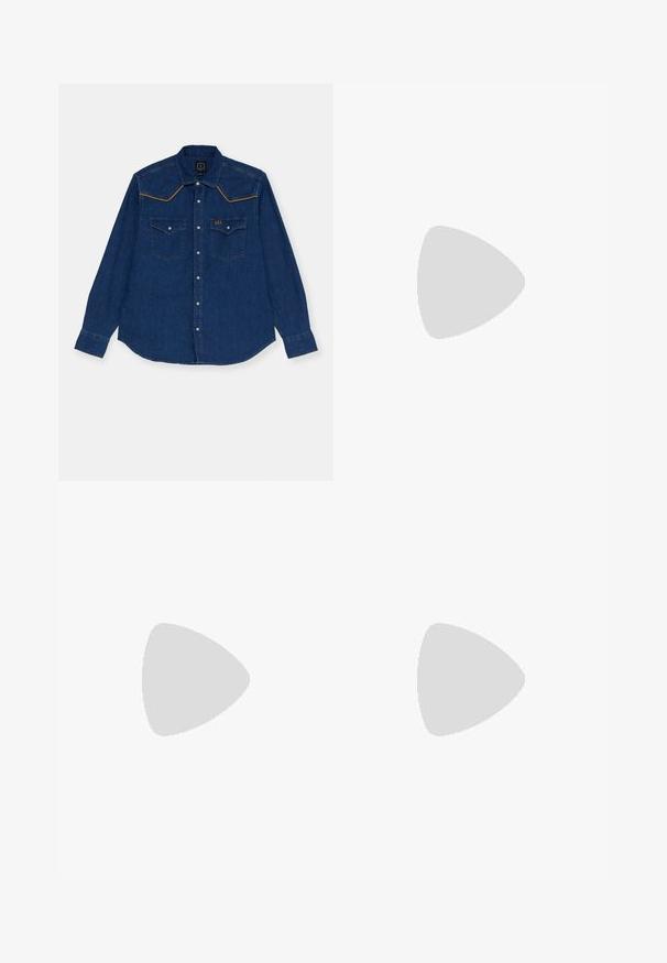 Langärmliges blaues Denim-Hemd mit einem spitzen Schulterdesign, Kontrastnähten, zwei Brusttaschen und Knopfverschluss vorne.; Drei weiße, gerippte Tanktops aus Baumwolle. Merkmale einen Rundhalsausschnitt und kleine schwarze Etiketten am Saum. In mehreren Größen erhältlich.; Dunkelblaue Denim-Shorts mit Knopfverschluss, Seitentaschen und einer Cargotasche am linken Bein. Glatte Textur, lässiges Design.; Grauer Sportschuh mit einem Obermaterial aus Mesh und Wildleder, weißen Akzenten, einer gepolsterten Sohle und einem charakteristischen Design mit reflektierenden Elementen.