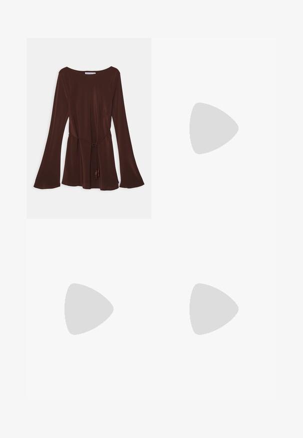 Faithfull the brand PIAN - Tunique - cioccolato; Pantalons larges marron en tissu texturé. Ils présentent une taille haute avec deux plis à l'avant et des jambes droites et fluides.; Sandale en cuir marron avec des fines lanières, un accent circulaire doré et une semelle plate. Design minimaliste avec un détail de boucle réglable.; Sac à main en cuir marron et beige avec un motif en damier tissé et des poignées tressées sur fond blanc.