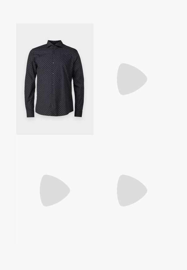 JOOP! Camisa - dunkelblau; Camisetas de algodón blancas, de cuello redondo, de manga corta, con un corte ligeramente holgado, textura suave, paquete de dos, diseño minimalista.; Pantalones de mezclilla marrones de pierna ancha con cierre de botón, trabillas para el cinturón y bolsillos delanteros. La tela tiene una textura ligeramente desgastada.; Zapato oxford de cuero negro con diseño de cordones, punta redonda, suela de goma plana y un sutil detalle de costura en la parte superior.