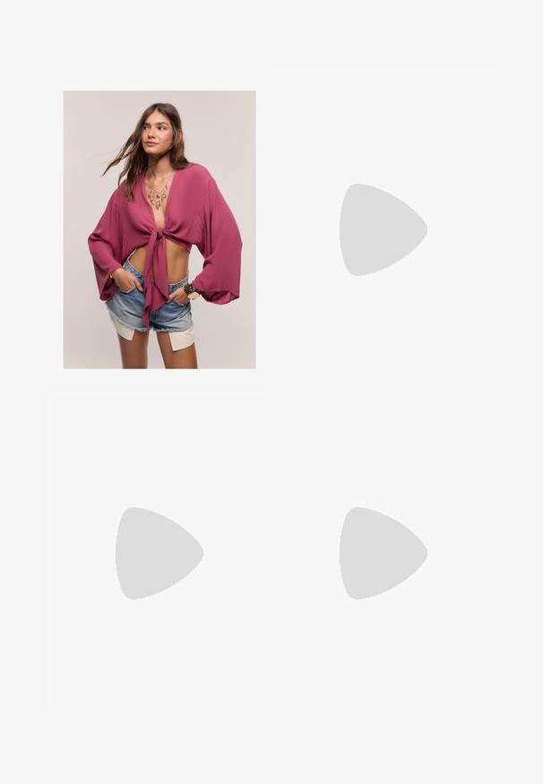 Blusa accorciata color bacca con nodo frontale, maniche larghe e una texture morbida, abbinata a pantaloncini di jeans e gioielli d'oro a strati.; Due sciarpe a tubo senza soluzione di continuità: una nera e una bianca. Entrambe sono realizzate in tessuto morbido e elastico e presentano una texture liscia senza motivi.; Shorts in denim nero con orli sfrangiati, toppe strappate, chiusura frontale con bottone e design a cinque tasche. Classico taglio high-waisted.; Lauren Ralph Lauren ALLIE MID HEEL SUEDE SANDAL - Sandali - black