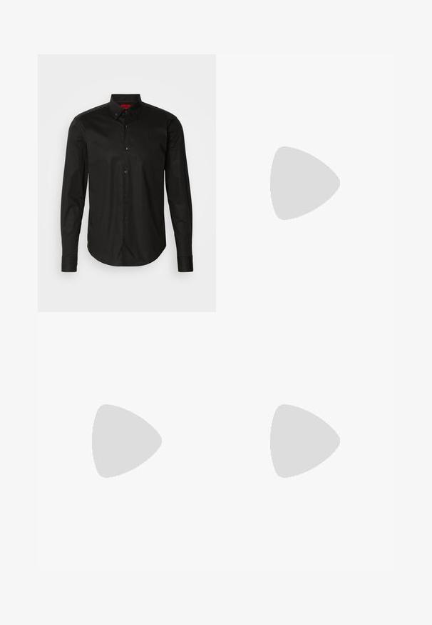 HUGO ERMO - Camicia elegante - black; Pantaloni di jeans neri con vestibilità slim, design a cinque tasche e chiusura con bottone dorato. Tessuto morbido con un minimo segno di usura visibile.; Stivaletto in pelle nera con punte affusolate, dettagli di cucitura minimi, tacco a blocco di altezza media e finitura liscia e lucida.; Occhiali da sole in plastica nera con lenti verdi, montatura quadrata, dettaglio argento sulla parte superiore e steli con texture. Marchio indicato sulla parte interna dello stelo.