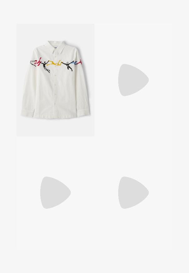 Camisa blanca de manga larga con figuras bordadas en colores rojo, azul, amarillo y negro, con un cuello clásico y cierre frontal de botones.; Camiseta de algodón negra con mangas cortas, cuello redondo, que presenta un pequeño logo rectangular con "NIKE AIR" en blanco en el lado izquierdo del pecho.; Pantalones de chándal negros con cintura elástica, de corte holgado, con puños en los tobillos, textura suave y sin patrones visibles ni acentos metálicos.; Zapatillas deportivas blancas con superposiciones texturizadas, una suela gruesa y acentos grises. Llevadas con calcetines blancos hasta la pantorrilla y pantalones cortos verdes sobre una superficie azul.