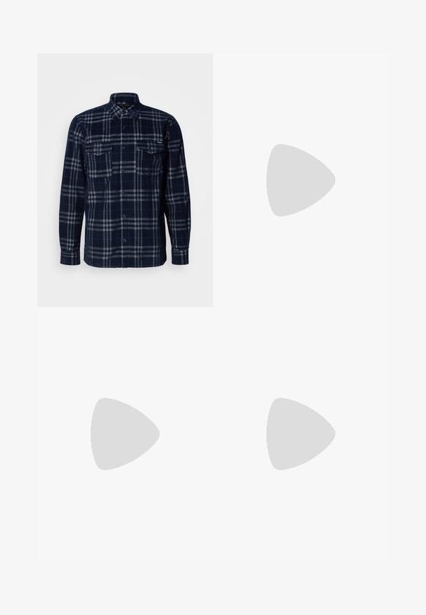 Chemise bleu marine à boutons avec un motif en plaid gris, deux poches poitrine avec rabats à boutons et un col plié.; Pantalon en denim gris clair avec une coupe droite, cinq poches et une fermeture à bouton. Coutures visibles le long des coutures.; Mocassins en cuir noir à bout arrondi, avec un design cousu, une semelle plateforme basse et une semelle en caoutchouc texturée et crantée.; Lunettes de soleil en plastique noir avec des verres vert foncé. La monture carrée présente des accents argentés et un logo en relief sur la branche.