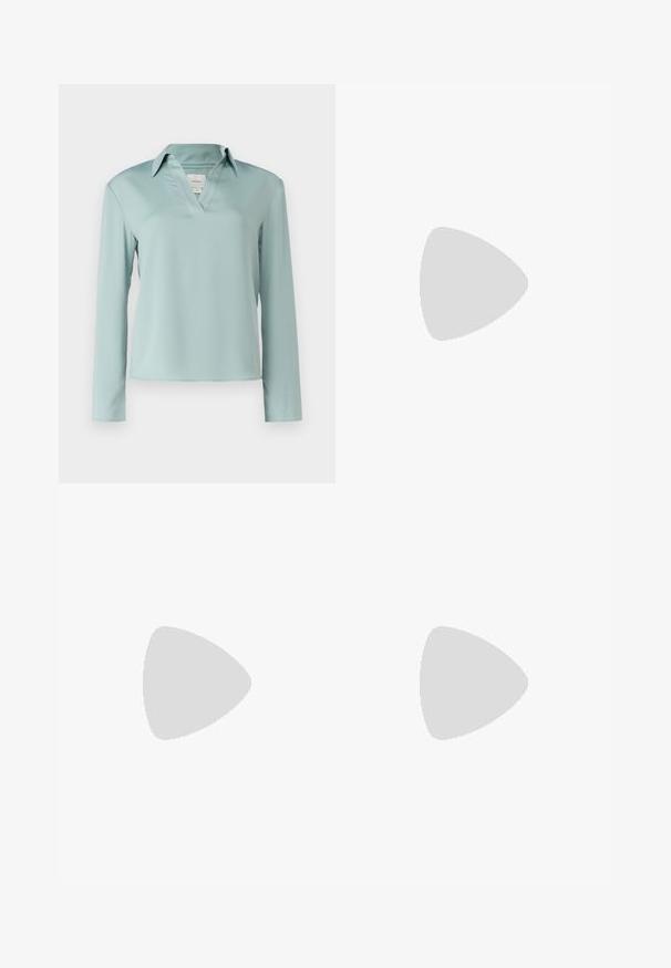 Calvin Klein Bluse - abyss; Sorte skræddersyede bukser med lige ben-design, der har en glat tekstur og skarpe folder langs fronten. Ingen synlige hardware.; Beige blokhælede sandaler med tynde remme og en firkantet tå. Glat materiale med minimal detaljering, designet til nem brug.; Sort læderhåndtaske med en struktureret design, der har en kortet form, tophåndtag og guld hardware-accenter. Justerbar skulderrem inkluderet.