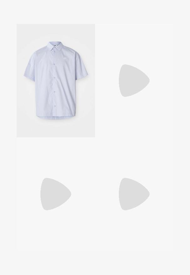 Lys blå kortermet skjorte laget av glatt stoff, med knappelukking og en liten hvit Nike-logo på brystet.; Tre hvite ribbestrikkede tank topper laget av bomull. Har en rund hals og små svarte etiketter nær kanten. Tilgjengelig i flere størrelser.; Grønne lette bukser lavet af tekstureret stof. Har elastisk talje med snor, lynlåslommer på siden og lynlåse ved anklerne.; Grå treningssko med overdel i nett og semsket skinn, hvite detaljer, en polstret såle, og et særpreget design med reflekterende elementer.