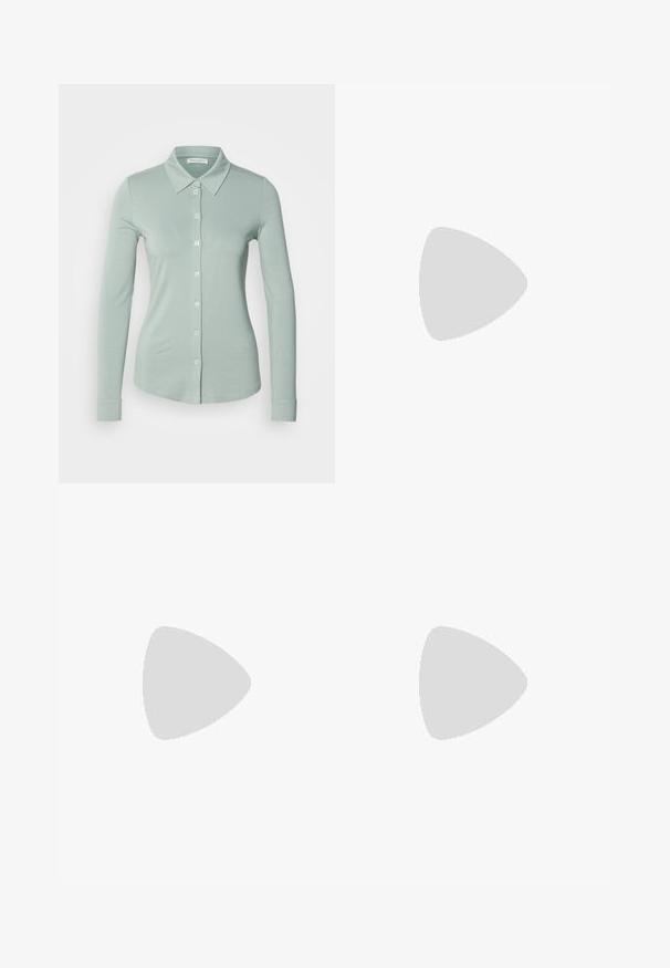 Marc O'Polo LONG SLEEVE COLLAR PLACKET - Skjortebluse - faded mint; Svarte vide bukser med et glatt stoff, med høy livvidde, skreddersydde sømmer og et minimalistisk design. Ingen synlig maskinvare eller lommer.; Lys rosa slingback leiligheter med spiss tå, laget av et glatt, læraktig materiale. Har utskjæringer på sidene og lav hæl.; Even&Odd Håndveske - brown