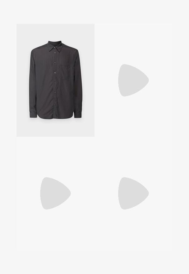 Maglietta nera a maniche lunghe con righe verticali, colletto button-down, taschino frontale e bottoni abbinati. Texture del tessuto liscia.; Jeans in denim blu scuro a gamba dritta con leggera sbiaditura sulle cosce e chiusura a bottone in vita, esposti su uno sfondo bianco.; Mocassini in pelle nera con punta arrotondata, caratterizzati da un design cucito, una piccola fascetta frontale con dettagli in metallo e una suola piatta in gomma.; Calvin Klein ELECTRIC - Bracciale - silver-coloured