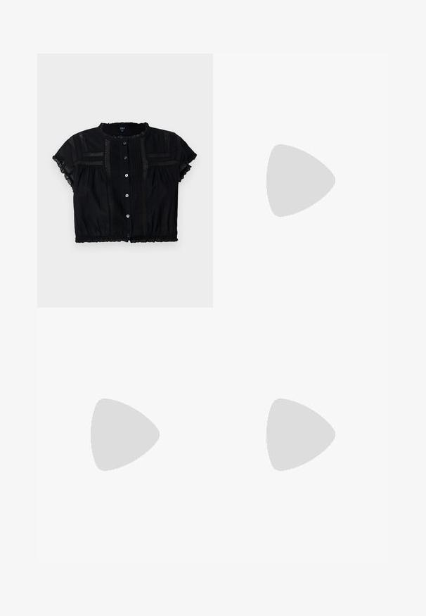 Blusa nera corta con maniche corte, caratterizzata da dettagli in pizzo, chiusura frontale con bottoni e pieghe sul corpo e sulle maniche.; Pantaloni neri a gamba larga con cintura arricciata, dotati di due tasche laterali e un tessuto liscio e leggero. Nessun motivo visibile o parti metalliche.; Sandali neri con piattaforma, suole chunky e tassellate, dotati di molteplici cinturini, con fibbie in metallo e un texture simile alla pelle liscia.; Borsa a tracolla nera in pelle con una forma curva, manico rimovibile e accessori dorati. La borsa presenta una patta con un dettaglio a fibbia.