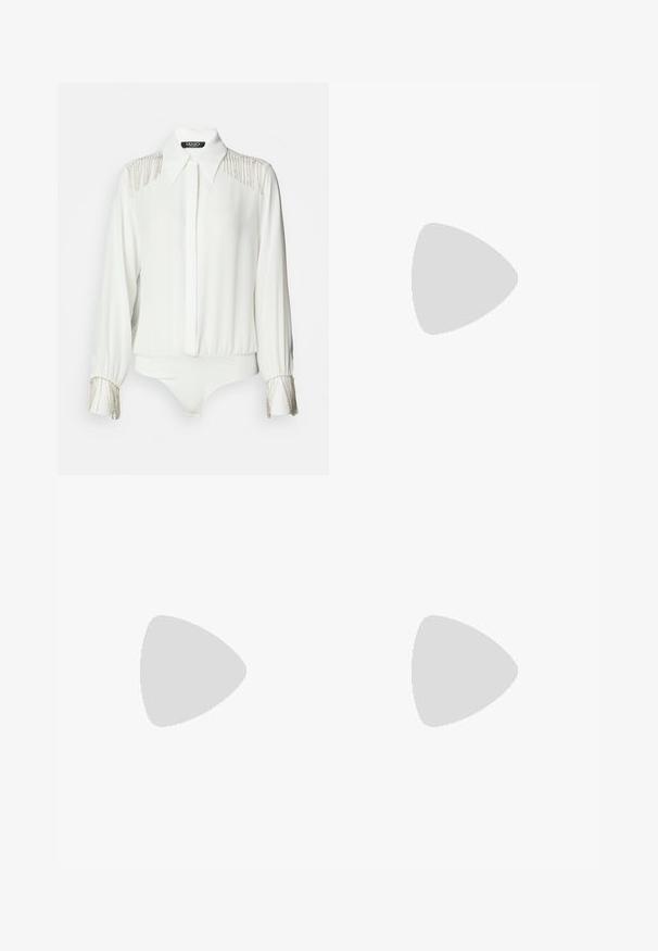 Body bianco a maniche lunghe con colletto, spalle decorate e polsini con accenti di perline metalliche. Tessuto morbido e fluido.; Pantaloni corti rosa a balze con più strati di pizzo, dotati di un morbido fiocco in satin in vita e una finitura trasparente e testurizzata.; Scarpe da ginnastica grigie in materiale mesh con dettagli bianchi, abbinate a jeans di denim blu con orli risvoltati alla caviglia.; Orecchini d'argento con catene pendenti, caratterizzati da numerosi gemme trasparenti disposte in un motivo lineare, che offrono un effetto scintillante.