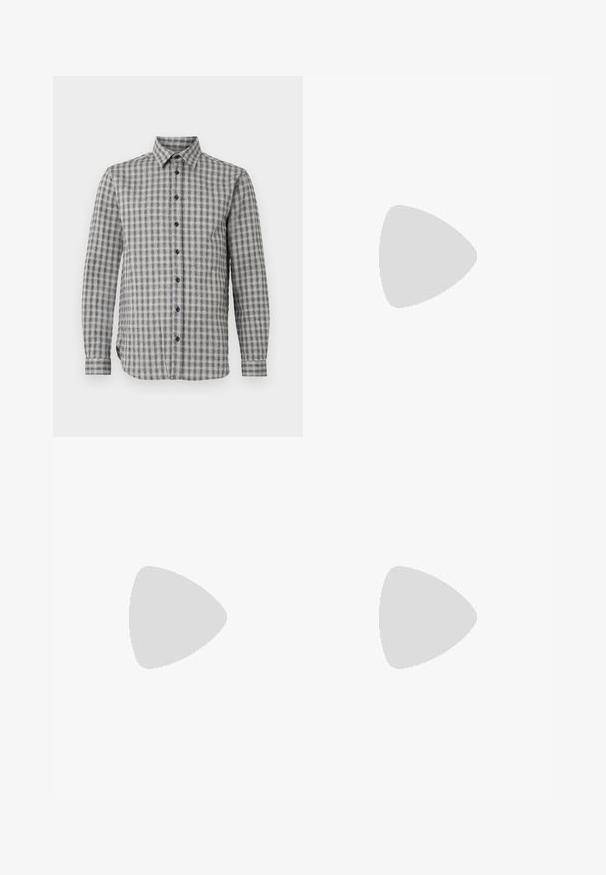 Herenoverhemd met lange mouwen in grijs met een geruit patroon, voorzien van een button-down kraag en zwarte knopen, gemaakt van zachte stof.; Beige katoenen denimjeans met rechte pijpen, vijf zakken, lusjes voor een riem en een ritssluiting. Licht vervaagde textuur en contrasterende stiksels.; Grijze flip-flop met een getextureerde zool en een stevige, gestreepte rubberen band. Heeft een laag profiel en een kleurrijke accenten langs de rand.; Zwarte zonnebril met rechthoekige montuur, grijs getinte glazen en een uitgesneden ontwerp bij de neusbrug. Strak, glanzend kunststof materiaal met smalle veren.