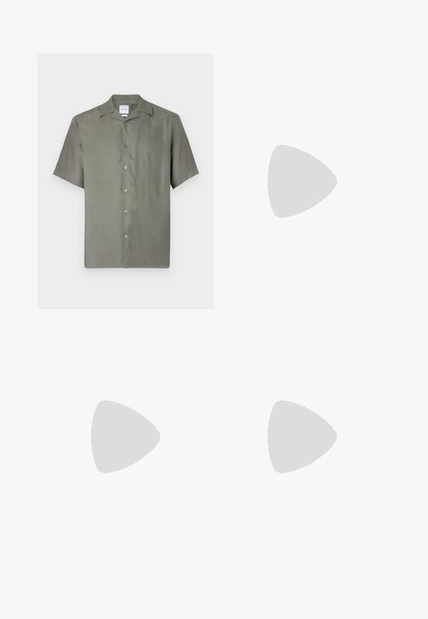 Chemise à manches courtes en tissu olive vert atténué. Dotée d'un col classique, de sept boutons sur le devant et d'une coupe décontractée. Texture lisse.; Pantalons de survêtement noirs avec taille élastiquée, coupe ample, chevilles côtelées, texture lisse et sans motifs ni accents matériels visibles.; Sneaker Nike Air Max 90 blanche avec une tige en mesh et cuir, une boîte à orteils perforée et une unité air visible au talon.; Lunettes de soleil noires avec une finition mate, verres rectangulaires, légère courbure sur les branches, détail de logo subtil et verres teintés fumés.