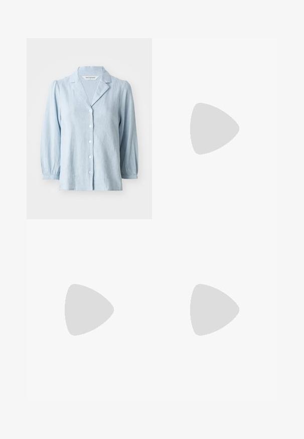 Camicia blu chiaro con bottoni, realizzata in tessuto testurizzato, caratterizzata da un colletto a scarpetta e maniche a sbuffo, con bottoni bianchi sulla parte anteriore.; Jeans ampia in denim azzurro chiaro con vita alta, due tasche anteriori e cuciture in vista. Presentano una chiusura con bottone e zip.; Scarpa slingback nera in pelle con punta affusolata e tacco sottile e curvato. Presenta una discreta fascia regolabile con una fibbia in metallo.; Borsa a stampa rettile con manico curvo. Realizzata in materiali testurizzati beige e marroni, presenta un distintivo motivo a rombi.