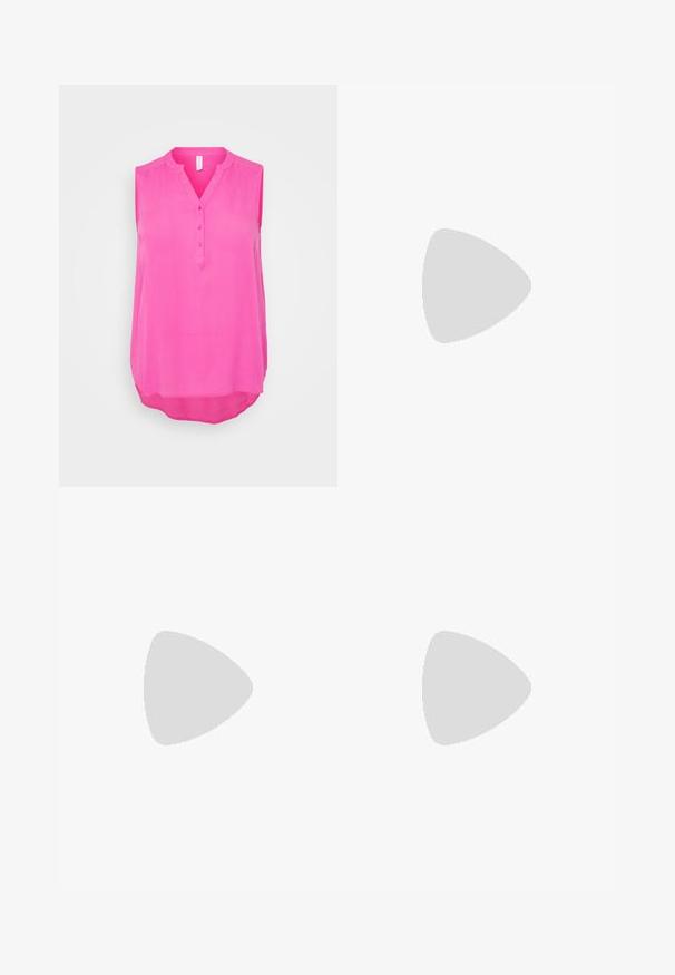 Blusa senza maniche di un brillante colore rosa, realizzata in tessuto leggero. Presenta un collo a V con quattro bottoni e un orlo curvo per una vestibilità comoda.; Jeans in denim azzurro chiaro con design a gamba dritta, dotati di cinque tasche, passanti per cintura e leggero sbiadimento sul davanti.; Scarpe platform in pelle nera con tacco a blocco robusto, punta rotonda e design tradizionale con lacci. Presentano una superficie liscia e dettagli minimi.; Occhiali da sole neri rettangolari con lenti scure, montatura in plastica spessa e tempie larghe. Superficie liscia e design angolare.