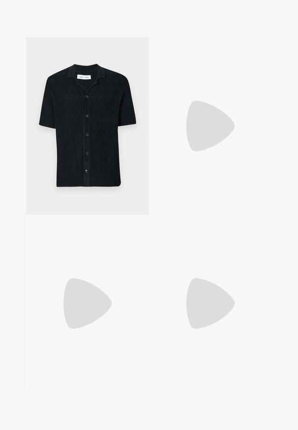 Samsøe Samsøe ARLO SHIRT  - Marškiniai - black; Juodos pritaikytos kelnės su tiesiu siluetu, pagamintos iš sklandžios medžiagos. Turi diržo kilpas ir raukšlių detalę priekyje.; Steve Madden BRENT - Sportbačiai - white; Juodos stačiakampės saulės akinius su tamsiais objektyvais. Plastikinis rėmas su matinio paviršiaus apdaila. Auksiniai akcentai ant šonų ir logotipo ženklinimo.
