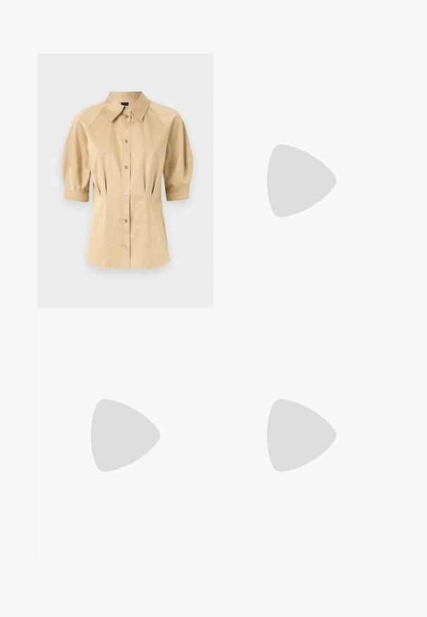Beige košeľa na gombíky s krátkymi puff rukávmi, rozšířeným golierom a švovými detailmi. Vyrobená z hladkej látky s predným gombíkovým zapínaním.; Čierne krajčírské nohavice so strihom rovného nohu, s hladkou textúrou a ostrými skladmi pozdĺž prednej časti. Žiadne viditeľné hardvér.; Čierne kožené slingback opätky s špicatou špičkou, s úzkym opätkom a zlatým detailom na nastaviteľnom remienku. Hladká textúra.; Čierna kožená kabelka so štruktúrovaným dizajnom, s krátkym tvarom, hornou rúčkou a zlatými prvkami. Súčasťou je nastaviteľný ramenný popruh.