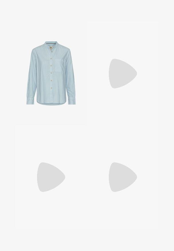 Lys blå og hvid stribet langærmet skjorte med mandarin krave, knaplukning foran og en enkelt brystlomme. Blød stofftekstur.; Sorte bukser med lige pasform, der har frontlommer og slidser i kanten. Lavet af blødt, glat stof. Velegnet til forskellige anledninger.; Sorte patentlæder slingback hæle med spids tå og en geometrisk blok hæl. Har et elegant, minimalistisk design og en glat tekstur.; Sort læder tote taske med to lange håndtag, en glat tekstur og en struktureret form. Har en forlommem for ekstra opbevaring.