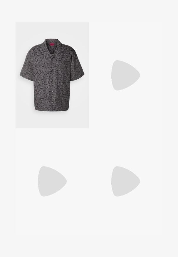 Kortärmad skjorta i mörkgrått tyg med ett repetitivt mönster av ordet "Hugo" i olika storlekar och nyanser. Knäppning framtill.; Set med fem t-shirts i svart, vitt och marinblått. Bomullslyster, korta ärmar, rund halsdesign och slät struktur utan mönster.; Beige skräddarsydda byxor med slim fit, dragkedja och en framficka. Tillverkade av ett slätt tyg med en fräsch utseende.; Svart slidesandal med två justerbara spännen, strukturerad fotbädd och korkliknande sula. Har en platt, bred design för komfort.