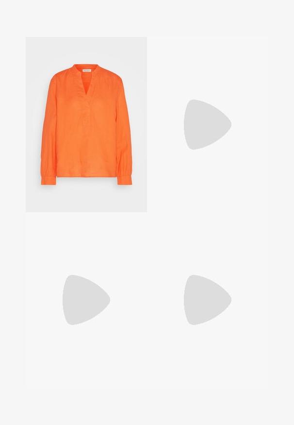 Marc O'Polo BLOUSE STAND UP COLLAR WITH V-NECK LONG SLEEVE - Tunika - fruity orange; Fekete, bő szárú nadrág magas derékkal, gombos részletekkel a derékrészen és elülső pliszékkal.; Fekete lakk bőrcipő bokáig érő, hegyes orral és közepes magasságú tömbsarokkal. Simább textúrával és minimalista dizájnnal rendelkezik.; Fekete bőr bevásárlótáska két hosszú fogantyúval, sima felülettel és strukturált formával. Elülső zseb található rajta a plusz tárolás érdekében.
