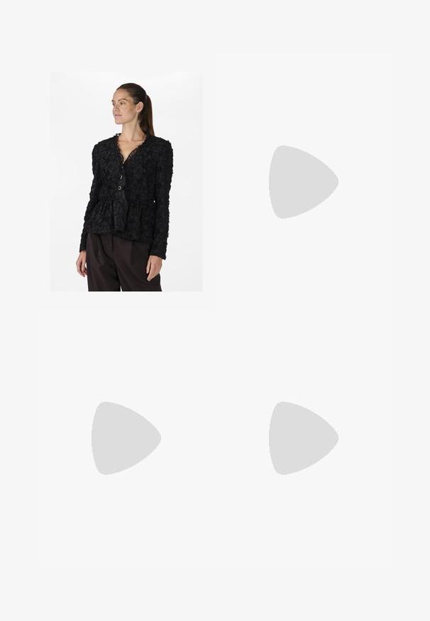 YAS YASFLERA - Bluza - black; Noisy May NMJANNEL LOOSE - Traperice opuštenog kroja - black denim; Crne kožne platforme s loafer stilom, zaobljenog vrha i širokom trakicom preko gornjeg dijela. Imaju masivan, kvadratni potplat i glatku teksturu.; Srebrne okrugle naušnice s minimalističkim dizajnom. Kružni oblik, glatka tekstura i tanak profil. Lagane s poliranim završetkom.