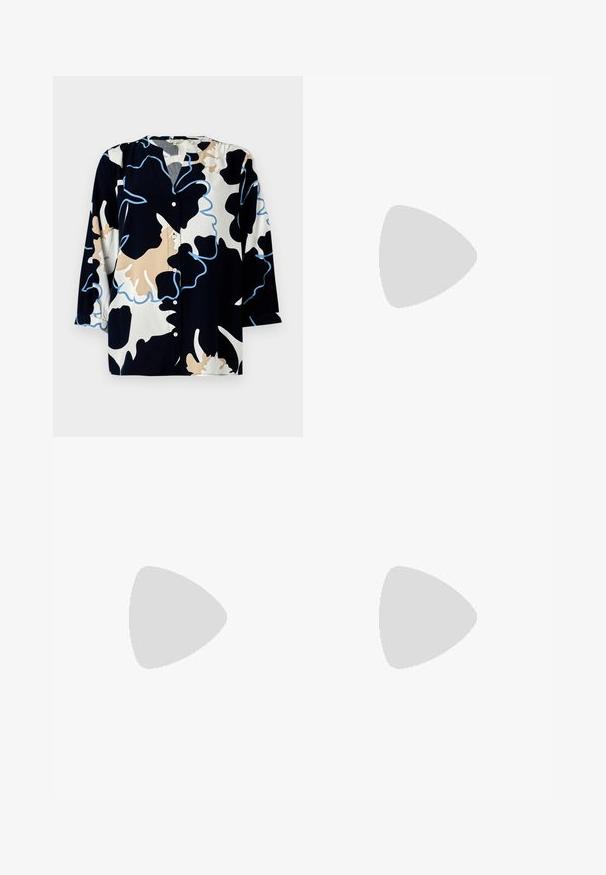 Blouse à motif floral avec une base bleu marine foncé, présentant des accents beiges et bleu clair, un devant à boutons et des manches trois-quarts.; Jean en denim noir à jambes larges avec une taille haute. Comprend cinq poches, des éléments en métal et une finition soignée. La texture est lisse et douce.; Mocassin en daim bleu marine avec un bout arrondi, agrémenté d'une chaîne décorative en métal et d'un petit talon avec des détails de coutures contrastées.; Sac à épaule en toile navy avec une forme douce et structurée, doté d'une sangle noire, de détails cousus et d'une petite étiquette de marque.