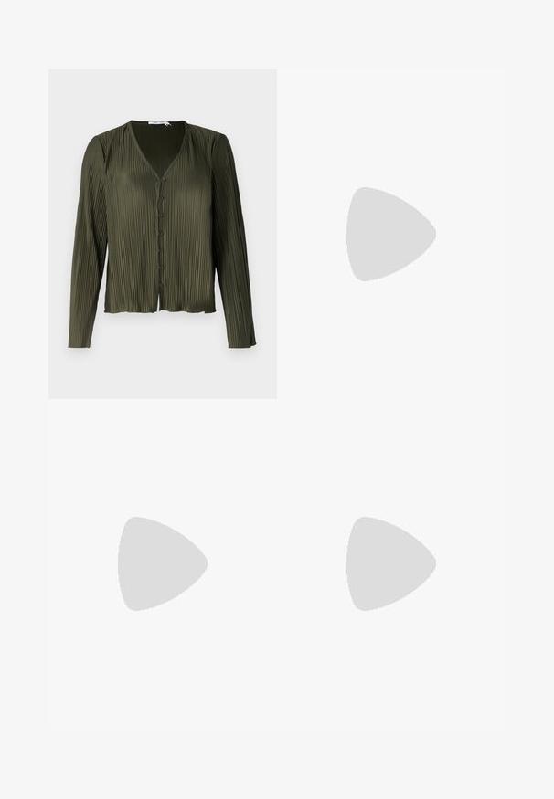 Samsøe Samsøe UMA BLOUSE - Pogājama blūze - forest night; Gai zila platā kāju džinsu bikses, izgatavotas no denima, ar augstu jostasvietu, kabatām un saplosītiem malu galiem. Audumam ir izteikta izbalējusi krāsa un smalks raksts.; Melnas augstpapēžu sandales ar plāniem siksniņām un mezgla dizainu, gluda kvadrātveida purngalu un elegantu stiletto papēdi.; Gaiši pelēka metāla rokassoma ar ķēdes siksnu, rotāta ar mazām apaļām metāla kniedēm un trīsstūra zīmola logo.