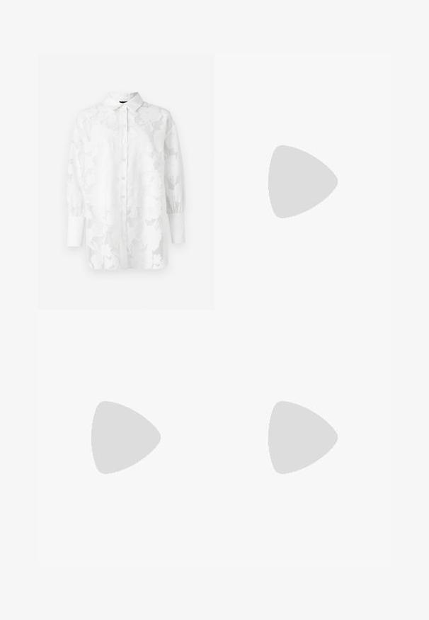 Weißes Langarmshirt mit floralem Spitzenmuster, Knopfleiste und umgeschlagenen Ärmeln. Transparente Textur mit einem weichen Finish.; Helle, blaue Jeans mit weit ausgestellt Bein und hoher Taille, ausgestattet mit zwei Knöpfen und vorderen Taschen. Der Stoff hat eine ausgewaschene Textur mit subtilen Variationen.; Schwarze Leder-Pumps mit hohem Absatz, spitz zulaufender Zehenpartie und glatter Oberfläche, ausgestattet mit einem schmalen Absatz und minimalistisches Design.; Schwarze Pailletten-Mini-Handtasche mit einem geknoteten, strukturierten Tragegurt und einer silbernen Kette. Abgerundete Form mit gerafftem oberen Teil und reflektierenden Details.