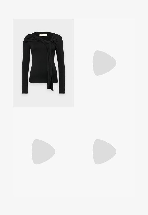 Diane von Furstenberg TWILA  - Bluse - black; Sorte vide benbukser med høj talje, der har læg og en glat tekstur. Stoffet virker let og falder elegant.; Sort hæl-sandal med krydsede stropper og justerbar spænde. Har en glat overflade og spids stilettohæl.; Sort læder crossbody taske med to frontlommer, guldspænder, lynlåslukning og en slank rem. Struktureret overflade og kompakt rektangulær form.