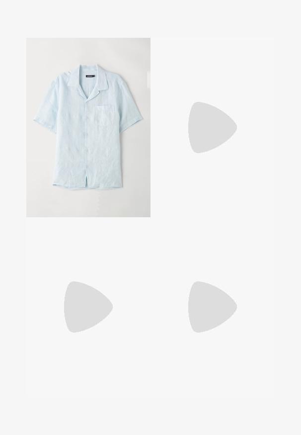 Lichtblauw kortslibshirt met knopen, gemaakt van linnen. Het shirt heeft een borstzakje, een gekleed kraagje en een relaxte pasvorm met rechte zoom.; Beige recht gesneden broek met riemlussen, voorknop en ritsluiting, plat weergegeven op een witte achtergrond.; Witte leren sneakers met beige accenten, voorzien van een ronde neus, platte veters, een dikke zool en een gestikt detail rond de basis.; Zwarte rechthoekige zonnebril met groene lenzen, voorzien van een matte afwerking, rechte pootjes en het Ray-Ban-logo aan de zijkant.