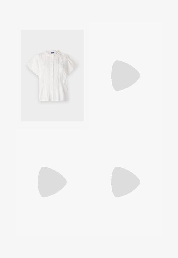 Witte blouse met korte mouwen en een ronde kraag met kant, knoopsluiting aan de voorkant en verticale plooien. Zachte textuur, lichtgewicht stof.; Grijze linnen broek met een elastische tailleband, trekkoorddetails, rechte pijpen en een zachte, gestructureerde stof.; Puntige slingback hak in een glad, glanzend beige materiaal. Bevat een gebogen uitsnijdontwerp en een slanke stiletto hak. Zilveren gesp detail.; Bruine leren schoudertas met een gebogen vorm, gouden hardware en een gespaccent. Bevat een afneembare schouderriem.