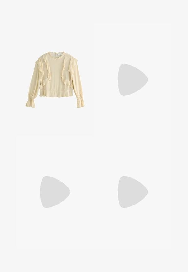 Blusa de manga larga color beige claro con acentos de volantes en los hombros, escote redondeado y puños abullonados. Textura de tela suave y fluida.; Jeans acampanados de color azul claro hechos de denim, con una cintura alta, cinco bolsillos y un cierre de botón. Textura suave con acabado desgastado.; Zapatos de tacón slingback de charol negro con punta afilada y tacón geométrico en bloque. Presentan un diseño elegante y minimalista, así como una textura suave.; Bolso de mano metálico en forma de corazón, de color plateado, con una textura suave, cierre de broche y una correa de cadena plateada.