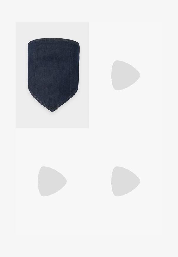 Masca de față din denim albastru închis, cu o formă structurată și un vârf ascuțit. Cusăturile vizibile conturează marginile, oferind un finisaj curat.; Weekday NOVA LOW RISE SLIM BOOTCUT - Blugi bootcut - lip blue; Încălțăminte tip flip-flop neagră cu o talpă din cauciuc texturat, două bretele subțiri și un detaliu discret, embosat cu logo pe bretea.; Ochelari de soare cu un cadru din plastic gri, cu un design curbat și lentile fumurii gri. Prezintă un accent cu logo pe un braț.; Vest gri scurt cu nasturi, asortat cu blugi albi evazați și pantofi negri fără toc. Accesorizat cu o geantă mică cu franjuri din argint.