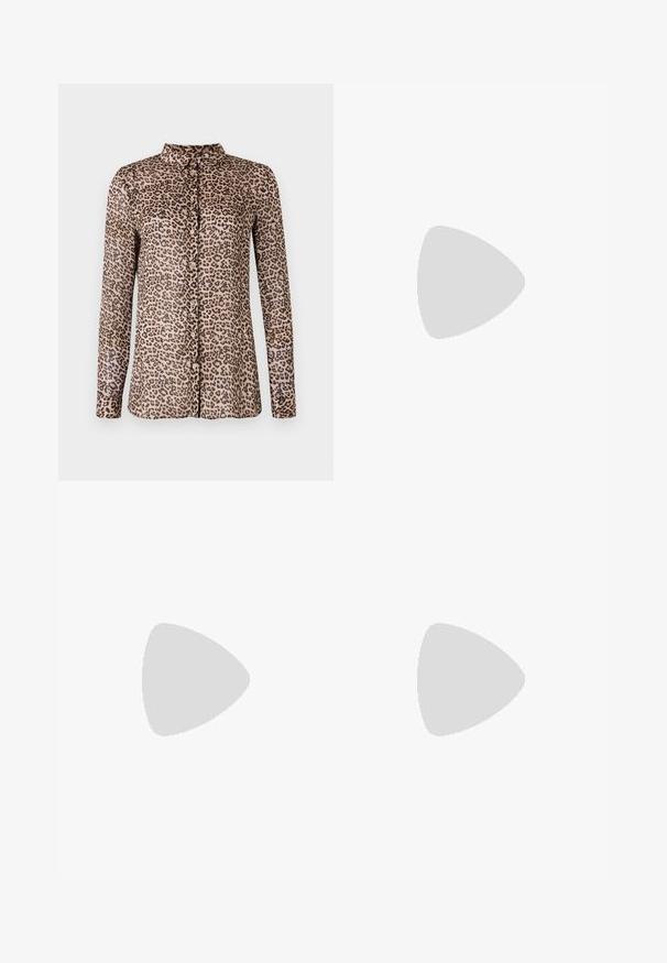 Leopardmønstret skjorte med knapper og lange ærmer, lavet af letvægtsstof, med krave og lyserøde knapper foran.; Lyseblå denim flared jeans med høy midje, med to knapper og frontlommer. Stoffet har en falmet tekstur med subtile variasjoner.; Beige høyhælte sko med teksturert stoff som har et gjentatt mønster. Spiss tådesign med bakdetalj og gullhelsjekk.; Svart paljettmini-veske med en knyttet teksturert stropp og sølvkjede. Rund form med samlet topp og reflekterende detaljer.