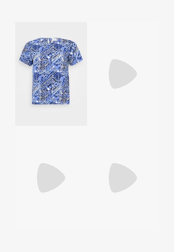 Kortermet topp i blåtoner med et intrikat abstrakt mønster i varierende nyanser. Rund halslinje og myk tekstur.; Bredde ben jeans i lys blå vask, med høy livhøyde, frontlommer og knappelukking med beltehemper.; Sølv slingback høyhelte sko med spiss tå, metallisk finish, to dekorative stropper, og en slank hæl med svart tupp.; Hjerteformet metallisk sølv clutch veske med en jevn tekstur, lås med klemme og en sølvkjede reim.