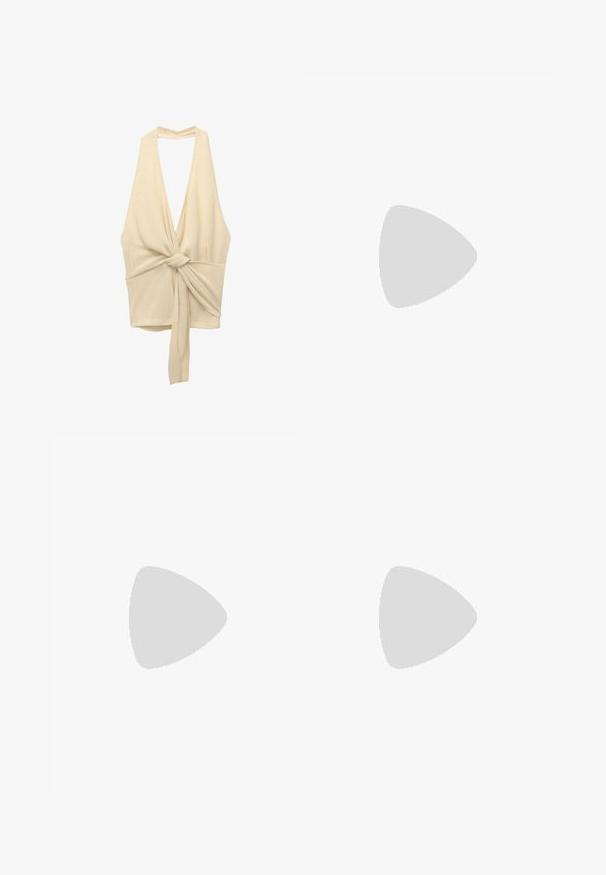 Kremasti pleteni halter top s dubokim V-izrezom i uvijenim prednjim detaljem; lagan, s teksturiranom površinom i vezicama u struku.; Hlače širokih nogavica u kamo uzorku s nijansama zelene, bež i sive boje. Izrađene su od teksturiranog materijala s tradicionalnim dizajnom džepova.; Svijetlosmeđi sandali s teksturiranim trakama i zlatnim detaljima. Debeli potplat ima uzorak u obliku cik-cak, koji osigurava bolje prianjanje i stabilnost.; Tkanička torba u svijetlo bež boji, pravokutnog oblika, s mekim unutarnjim džepom; ima dvije duge ručke za nošenje.