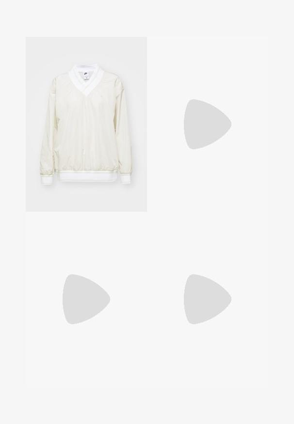 Pullover Nike bege claro com decote em V, mangas longas e punhos elásticos. Apresenta uma cintura branca e um pequeno logótipo bordado no peito.; Duas blusas sem mangas em preto e branco, feitas de algodão canelado, com decotes redondos e um design ajustado. Etiquetas visíveis em ambas.; Calças jeans de perna larga em azul-claro, feitas de denim, com uma cintura média, cinco bolsos e um fecho de botão com um pequeno detalhe metálico.; Shoe de lona preta de cano alto com ilhós, atacadores e sola de borracha brancos. Apresenta um bico texturizado e detalhes em riscas preta e branca.