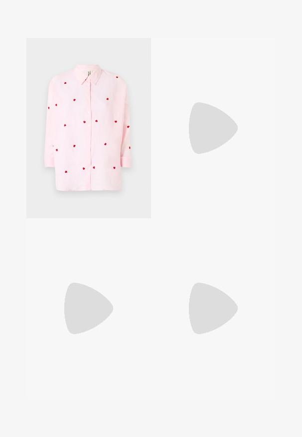 Camisa rosa-claro de botão com corações vermelhos bordados dispersos, mangas longas com punhos enrolados e um design de colarinho clássico.; Sister Jane HEART TO HEART - Calças de ganga de perna direita - blue denim; Sapatilha alta de tela branca com sola de borracha preta, bico de borracha na frente e seis ilhós para os atacadores, apresentando um design limpo e minimalista.; Bolsa de mão em couro vermelho com um design angular e geométrico. Apresenta uma única alça ajustável e um fecho com aba, com detalhes cosidos.