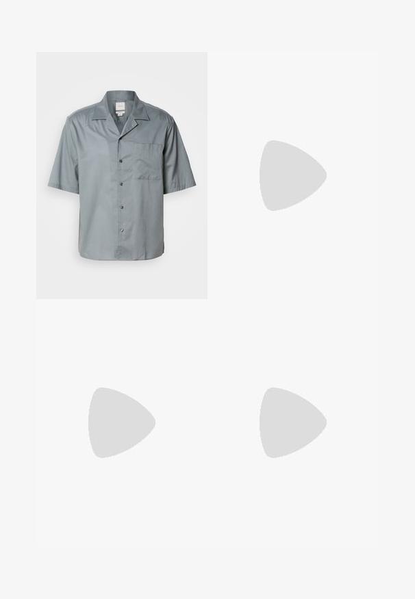 Rövid ujjú gombos ing világosszürke anyagból, sima textúrával, mellzsebbel és klasszikus gallér kialakítással.; Két sima pamut póló, egy fekete a fehér előtt, mindkettő rövid ujjú és kerek nyakú.; Fekete, laza szabású nadrág, könnyű anyagból készült. Rugalmas derékkal, gombos záródással és két elülső zsebbel rendelkezik.; Calvin Klein HYBRID CUP - Belebújós cipők - triple black