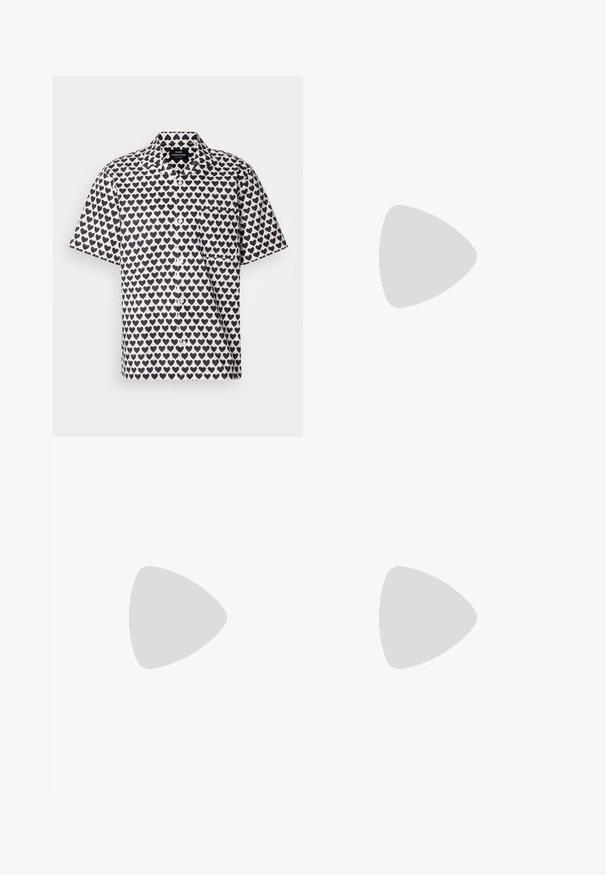 Koszula z krótkim rękawem w białym materiale z granatowym wzorem serc. Posiada zapięcie na guziki, kołnierz oraz kieszeń na lewej piersi.; Męskie jeansy w prostym kroju, czarne, z pięcioma kieszeniami oraz pomarańczowymi strefami, z zapięciem na guzik i zamek z przodu w pasie.; Granatowe skórzane buty żeglarskie z ozdobnym przeszyciem i sznurówkami, z elastyczną gumową podeszwą dla komfortu. Widok z boku na białym tle.; Czarna torba na ramię wykonana z gładkiego materiału, z klapą na złożeniu, srebrnymi zapięciami i regulowanym paskiem na ramię.