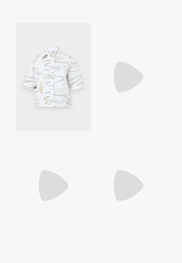 Kurzärmliges weißes Hemd mit einem botanischen Druck in Grün und Pfirsich, mit Stehkragen und geradem Schnitt.; Schwarze maßgeschneiderte Hose mit geradem Bein, zwei vorderen Taschen, einem Knopfverschluss und unteren Falten vorne. Glatte Stofftextur.; Schwarze Leder-Stiefelette mit glatter Textur, spitzem Fuß und klobigem hohen Absatz. Verfügt über eine seitliche Öffnung und ein minimalistisches Design.; Braune strukturierte Ledertasche mit goldener Kettenriemen und Klappenverschluss. Die Vorderseite zeigt ein Logo-Detail und eine Tasche unter der Klappe.