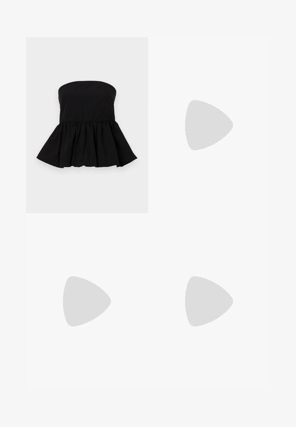 Svart stram topp uten stropper med rynket peplum-kant. Laget av et glatt stoff, har den en tettsittende bodice som vidder fra livet.; Svarte flagrende jeans laget av denim. Har knappelukking, fem lommer og en glatt tekstur. Den flagrende buksebenet begynner under kneet.; Lyseblå åpne tå hæl mules med geometrisk design, med en bred stropp over foten og en fyldig, vinklet hæl.; Svart lærveske med en buet form, avtagbar stropp og gullbeslag. Vesken har et klaff med spenne-detall.