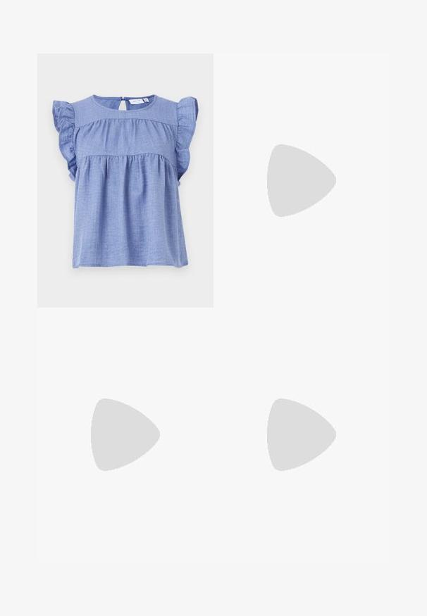 Blusa azzurro chiaro realizzata in tessuto morbido, con maniche corte a volant, scollatura rotonda e schiena con apertura a chiave e chiusura a bottone.; Jeans in denim a gamba larga di blu medio, con vita alta, chiusura con bottone e dettagli delle cuciture verticali a contrasto lungo la parte anteriore.; Sandali con tacco in vernice nera, con punta squadrata, cinturini alla caviglia e fibbie in argento. Presentano un tacco a blocco spesso per maggiore stabilità.; Borsa a tracolla nera in pelle con una forma curva, manico rimovibile e accessori dorati. La borsa presenta una patta con un dettaglio a fibbia.