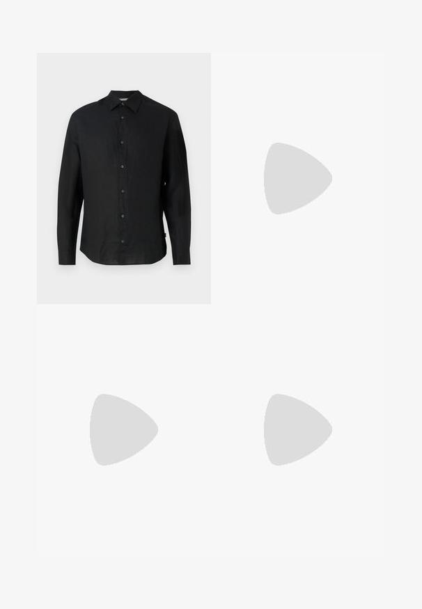 Camisa negra de manga larga hecha de lino ligero. Cuenta con un cuello con punta, cierre de botones en la parte delantera y un dobladillo recto. Textura suave.; Pantalones negros de tela suave, con un diseño de pierna recta, dos pliegues frontales y una cintura estándar con trabillas para el cinturón.; Bota de cuero negro hasta el tobillo con punta afilada, paneles laterales elásticos, acentos de costura vertical y un tacón bajo y cuadrado.; Gafas de sol rectangulares negras con lentes oscuros, una montura de plástico suave y un logo sutil en el brazo izquierdo. Diseño minimalista.