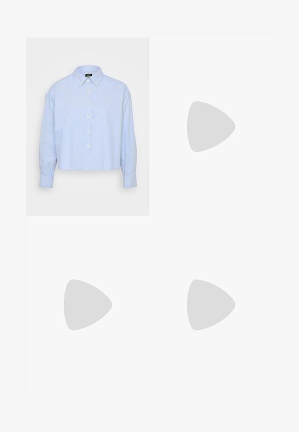 Šviesiai mėlyna, trumpa mygtukų marškiniai, pagaminti iš minkštos medžiagos, su klasikiniais apykaklėmis, priekyje mygtukais ir ilgomis rankovėmis su užsegamais rankogaliais.; Juodos liesos džinsinės kelnės. Su priekiniais sagčių užsegimais ir užtrauktuku kišenėje ties juosmeniu. Lygi tekstūra su minimaliais nudilimo ženklais.; Dr. Martens MAYBOLE CHELSEA - Aulinukai su platforma - black/cherry red; Sidabriniai metaliniai auskarai žiedų pavidalu su šveitimo tekstūra, turintys apvalų dizainą ir skaidrų laikiklį saugiam dėvėjimui.