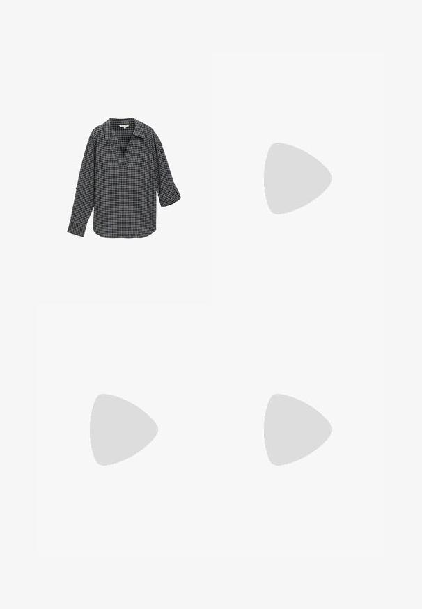 Chemise à carreaux noir et blanc à boutons, avec un col en V, coupe ample, manches longues retroussées aux poignets, fabriquée en tissu léger.; Jupe plissée noire avec une taille haute et extensible. Fabriquée en tissu doux, elle présente des plis verticaux pour une silhouette fluide.; Escarpins slingback en cuir verni noir avec un embout pointu, un design à découpes arrondies et un talon carré. Présente un accent de boucle en ton doré.; Sac à main noir à la forme structurée, texture lisse et fermoir métallique. Associé à un pantalon noir ample et des sandales ouvertes sur un sol en bois.