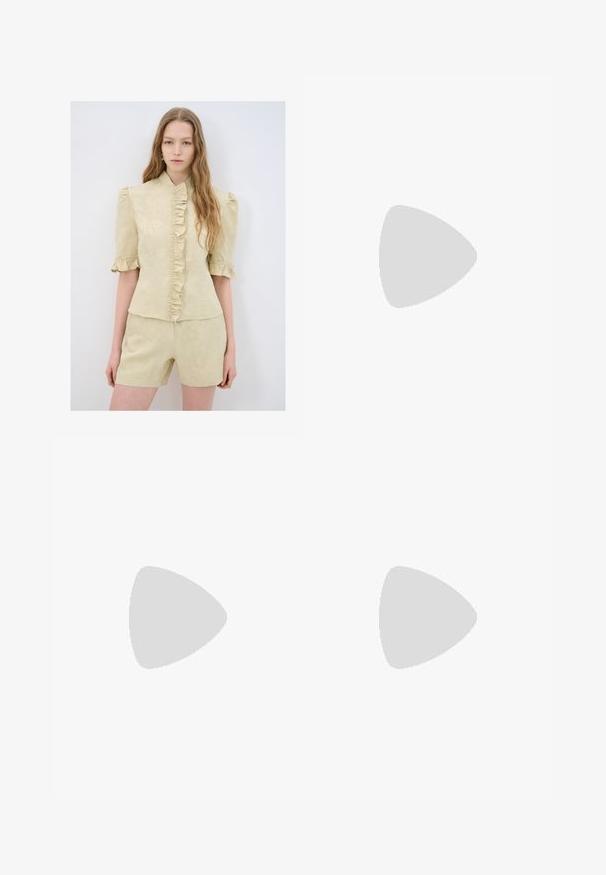 Blusa beige chiaro con maniche corte a sbuffo, davanti arricciato, motivo floreale e colletto alto, abbinata a pantaloni corti coordinati.; Jeans a gamba larga di colore azzurro chiaro, realizzati in denim. Presentano un alto punto vita, design a cinque tasche e chiusura con bottone. Taglio dritto con orlo pulito.; Sneaker in suede grigio con strisce azzurro chiaro, suola in gomma color caramello e dettagli con logo. Design low-top con punta tonda e chiusura con lacci.; Occhiali da sole in plastica nera con lenti verdi, caratterizzati da una forma ovale e un dettaglio del logo dorato sulle tempie. Texture liscia e finitura lucida.