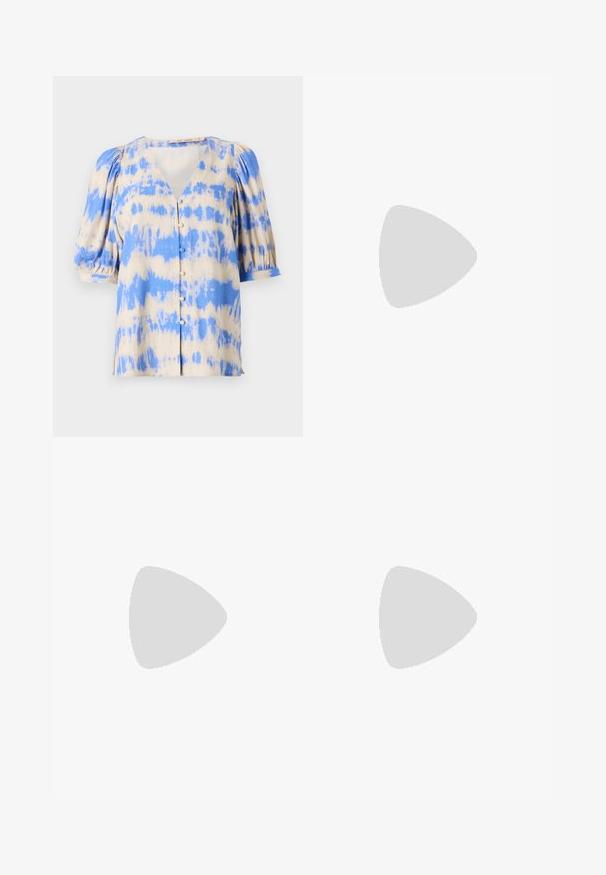 Kortermet bluse med v-hals i beige og blå tie-dye mønster, med puffermer og knappestolpe foran. Laget av lett stoff.; Brune vide benbukser laget av lett materiale. Har flat front, beltehemper og en skreddersydd silhuett med ankel-lengde.; Patentlærret rosa flat sko med rund tå, ankelstropp og lav blokkheel. Glatt tekstur og minimalistisk design.; Brun flettet veske med buet form, lærdetaljer og en enkelt skulderstropp. Har en gulllogo detalj på forsiden.